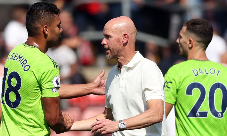Jogador de camisa verde cumprimenta técnico