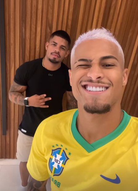 João Gomes com o novo cabelo e o barbeiro, Vani Du Corte
