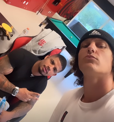 Será que vem aí? David Luiz aparece de touca ao lado de barbeiro responsável por platinar o cabelo do elenco