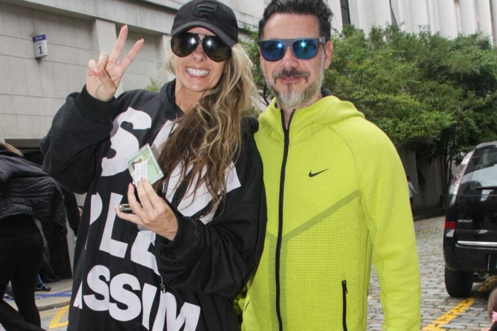 adriane galisteu e marido votando nas eleições de 2022