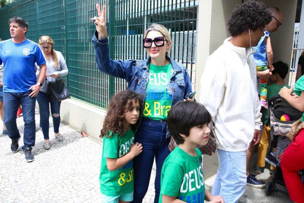 antonia fontenelle votando nas eleições de 2022
