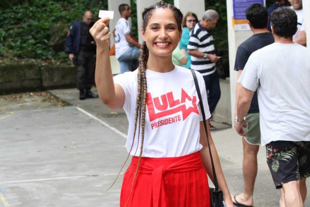 camila pitanga votando nas eleições de 2022