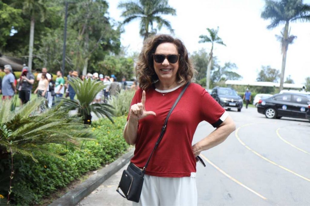 eliane giardini votando nas eleições de 2022
