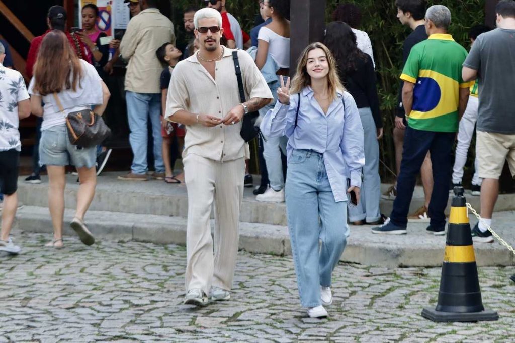 Enzo Celulari e Giovanna Lancellotti votando nas eleições de 2022