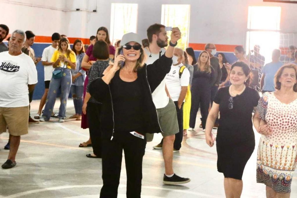flávia alessandra votando nas eleições de 2022
