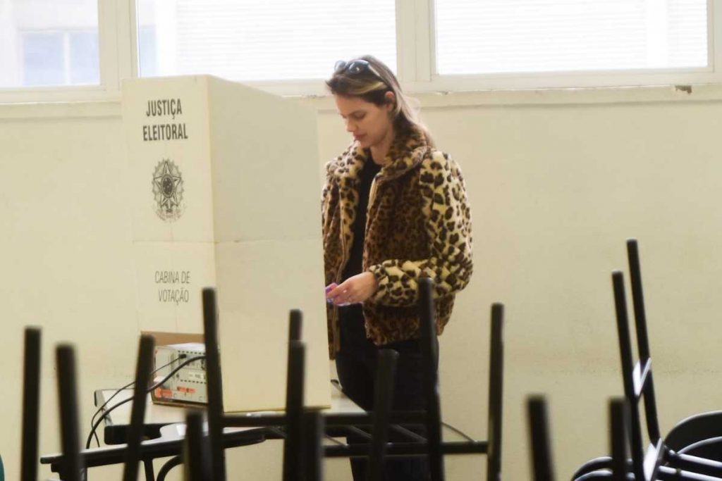 laura neiva votando nas eleições de 2022