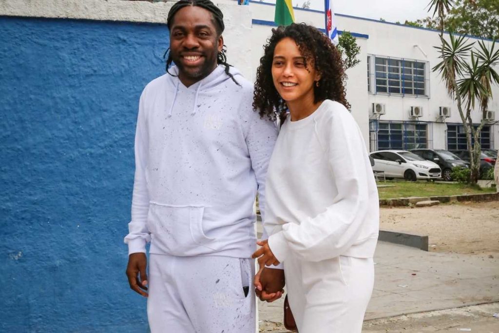 Lázaro Ramos e Taís Araujo votando nas eleições de 2022