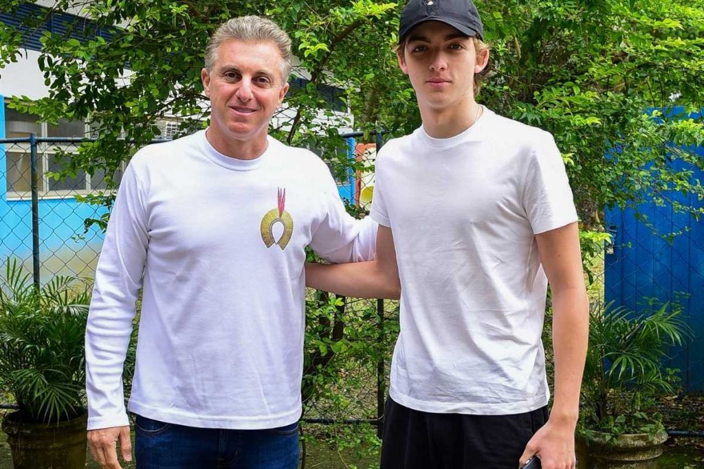 Luciano Huck e filho Joaquim votando nas eleições de 2022