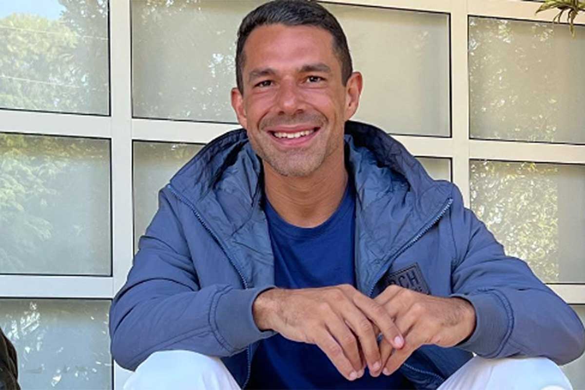Marcus Buaiz sentado, sorrindo