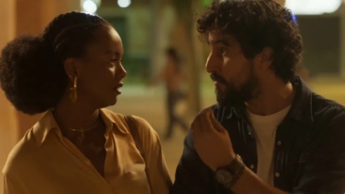 Laura e Tertulinho conversam em cena de Mar do Sertão