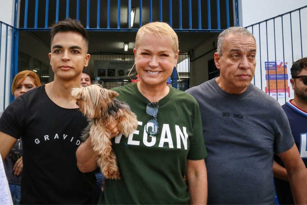 xuxa meneghel votando nas eleições de 2022