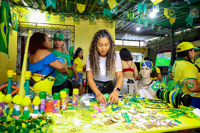 02.12.22 - "Rua da Copa" no Morro da Liberdade reúne público para assistir o 3º jogo do Brasil