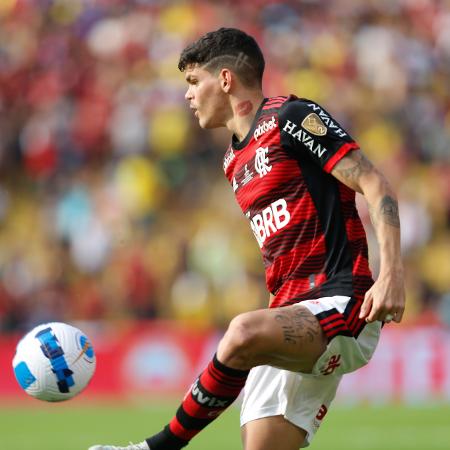 Ayrton Lucas com sua tatuagem de beijo no pescoço: ganhou apelido de "Beijinho" dos companheiros de Fla - Gilvan de Souza / Flamengo - Gilvan de Souza / Flamengo