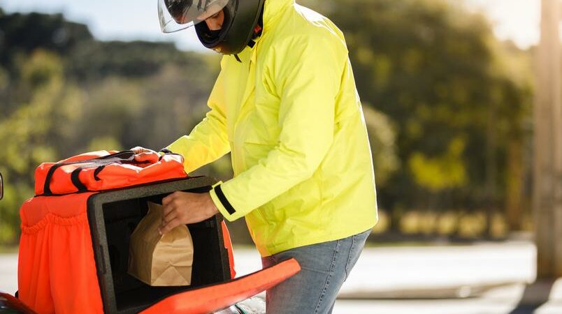 Após anúncio de lei que exige seguro para entregadores, empresa de delivery irá encerrar operação no Brasil