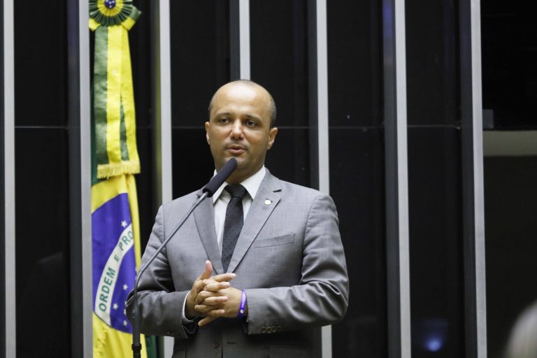 Deputado Major Vitor Hugo fala ao microfone