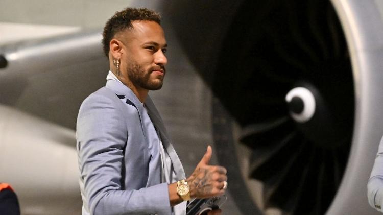 Neymar acena para torcedores na chegada da seleção brasileira em Doha, no Qatar - Tullio Puglia/Getty - Tullio Puglia/Getty