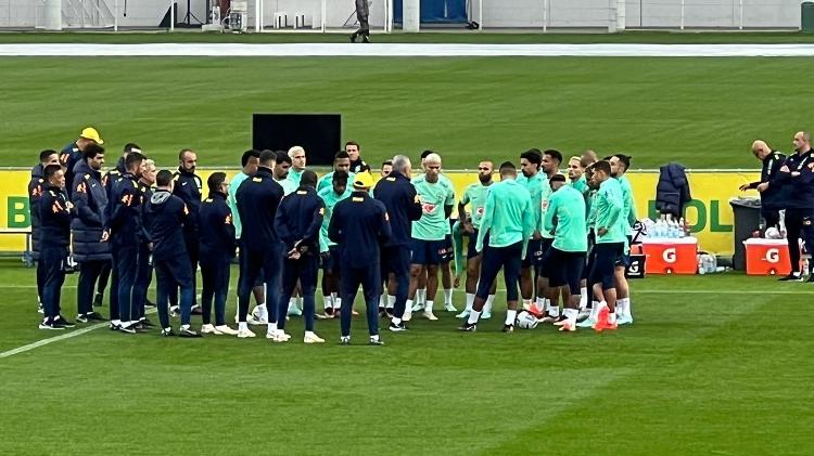 Tite passa orientações aos jogadores durante treino da seleção brasileira em Turim - Gabriel Carneiro / UOL - Gabriel Carneiro / UOL