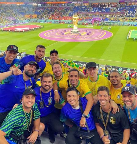 Andrei (no alto, à esquerda), com os outros 'parças' de Neymar no Catar
