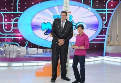 Nin&atilde;o, o homem mais alto do Brasil, vai ter perna amputada na PB.