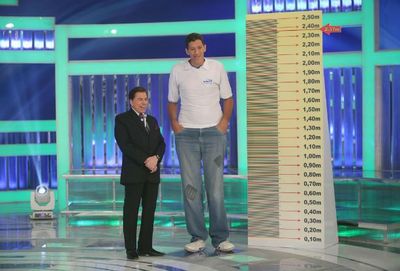 Nin&atilde;o, o homem mais alto do Brasil, vai ter perna amputada na PB