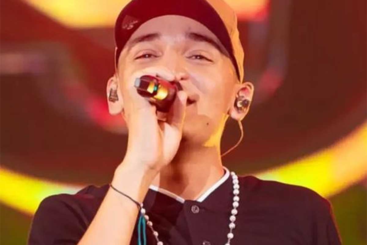 João Gomes cantando com microfone
