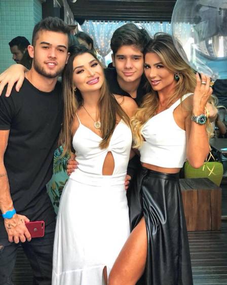 Mariane Bernardi (à direita) e o filho (à direita)