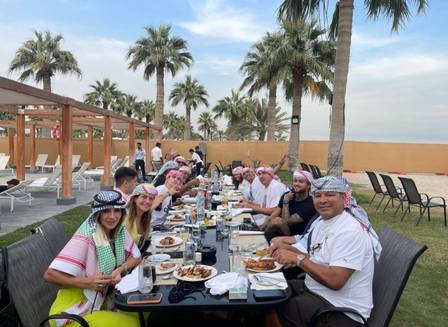 Pai de Neymar (na frente) com a namorada no Catar