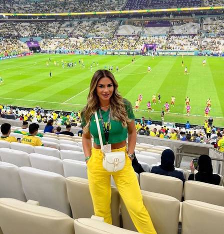 Mariane Bernardi, namorada do pai de Neymar, assiste ao jogo do Brasil no Catar