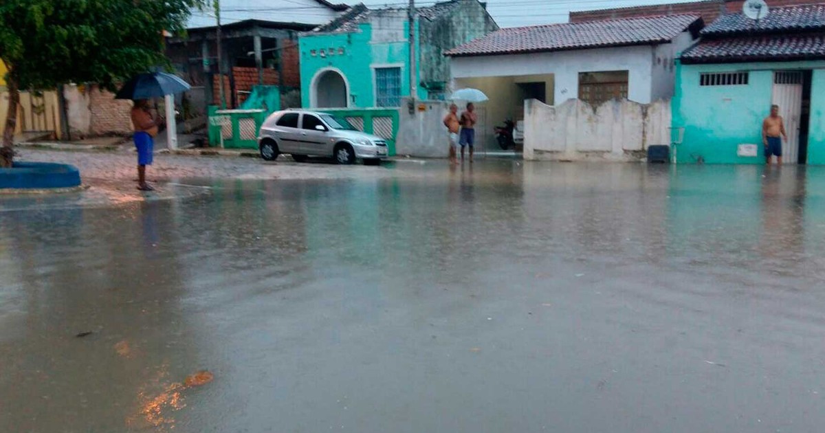 Chuva forte alaga ruas e deixa 80 pessoas desabrigadas em Alagoinhas – Globo