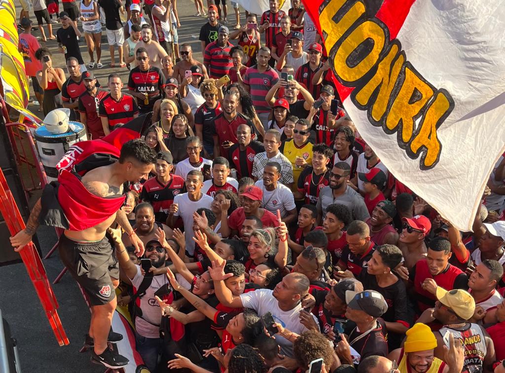 Torcida do Vitória recebe e homenageia com festa os jogadores pelo acesso à Série B – Jornal da Mídia