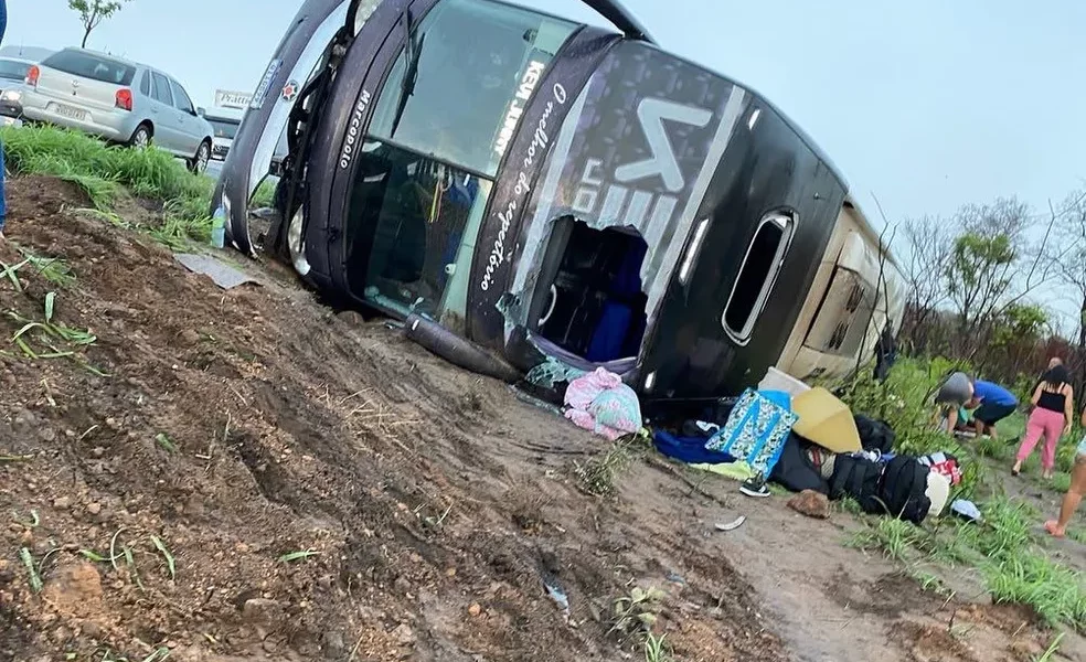 Ônibus do cantor Kevi Jonny capota na BR-242 – Cruz das Almas – FORTE NA NOTÍCIA – Forte na Notícia