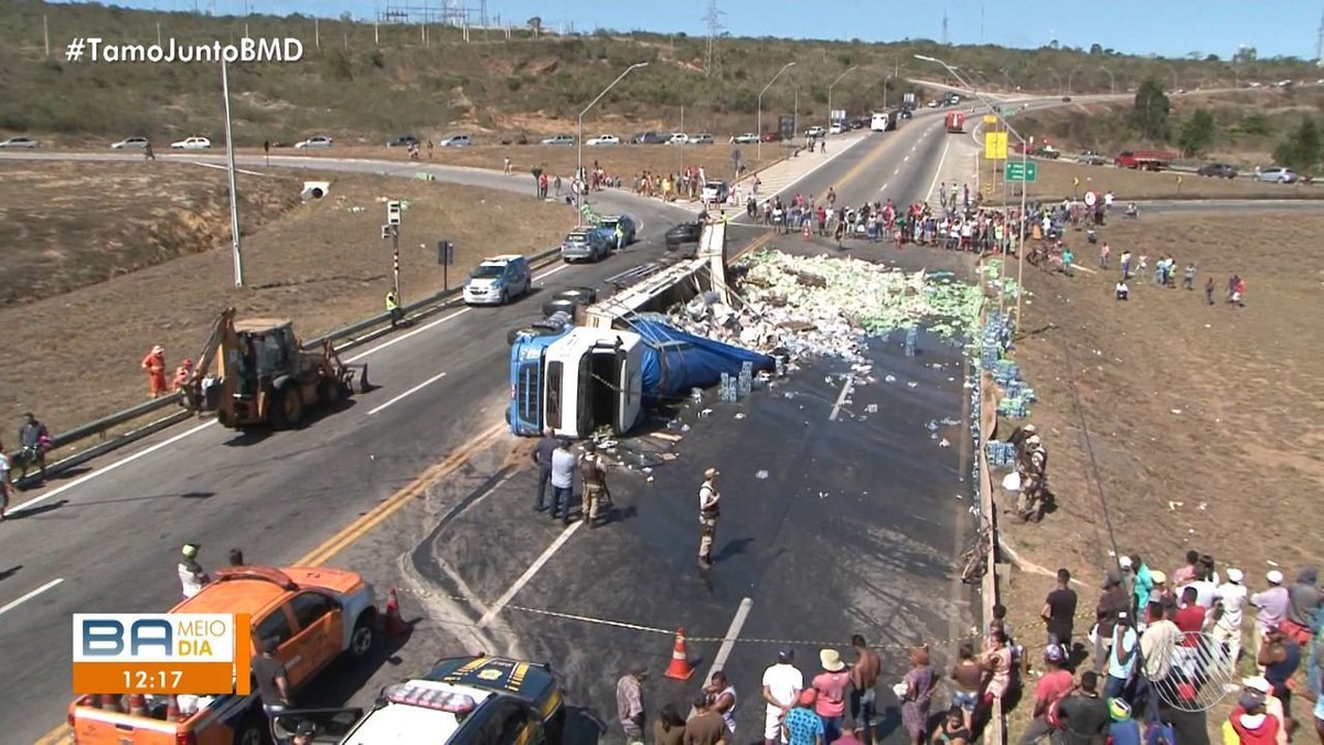 Carreta que transportava latinhas de refrigerante tomba e carga fica espalhada em rodovia da BA; motorista sai ileso – Globo.com