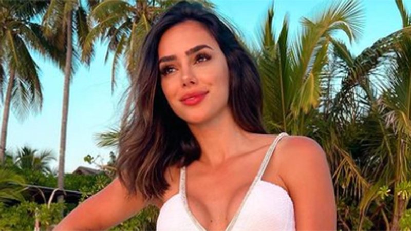 Ex-namorada de Neymar Jr usa com vestido transparência em dia na praia – CARAS Brasil