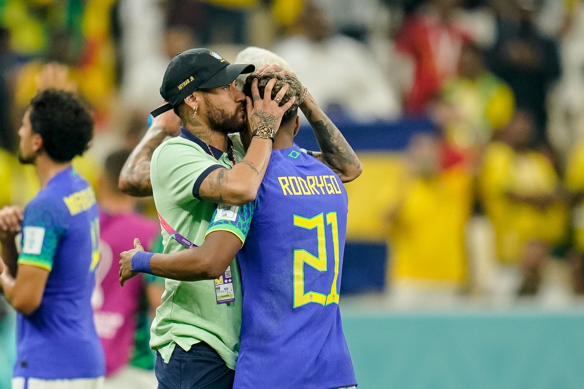 Abraço, conversa e exemplo: como Neymar busca liderar jovens da Seleção na Copa do Catar – Globo