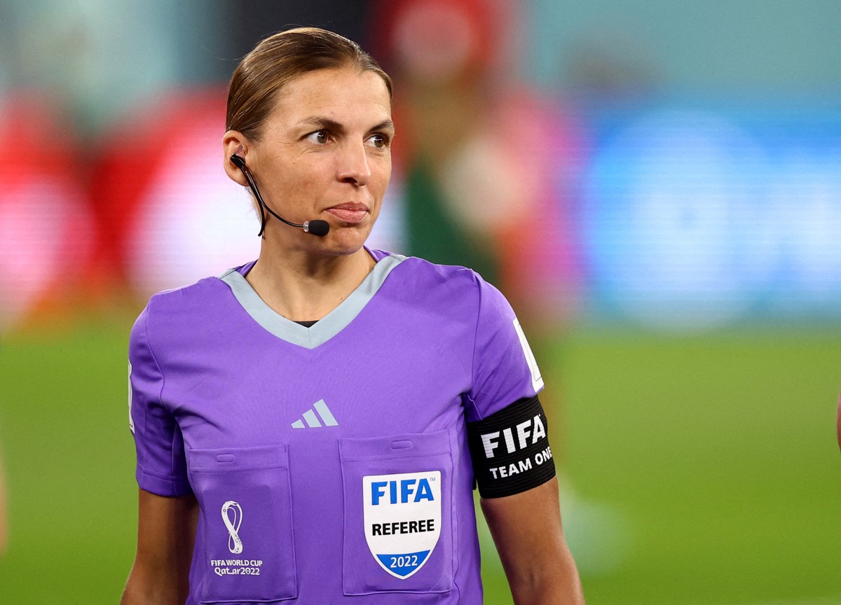 Quem são elas: primeira árbitra mulher e assistente brasileira fazem história na Copa do Mundo – Globo