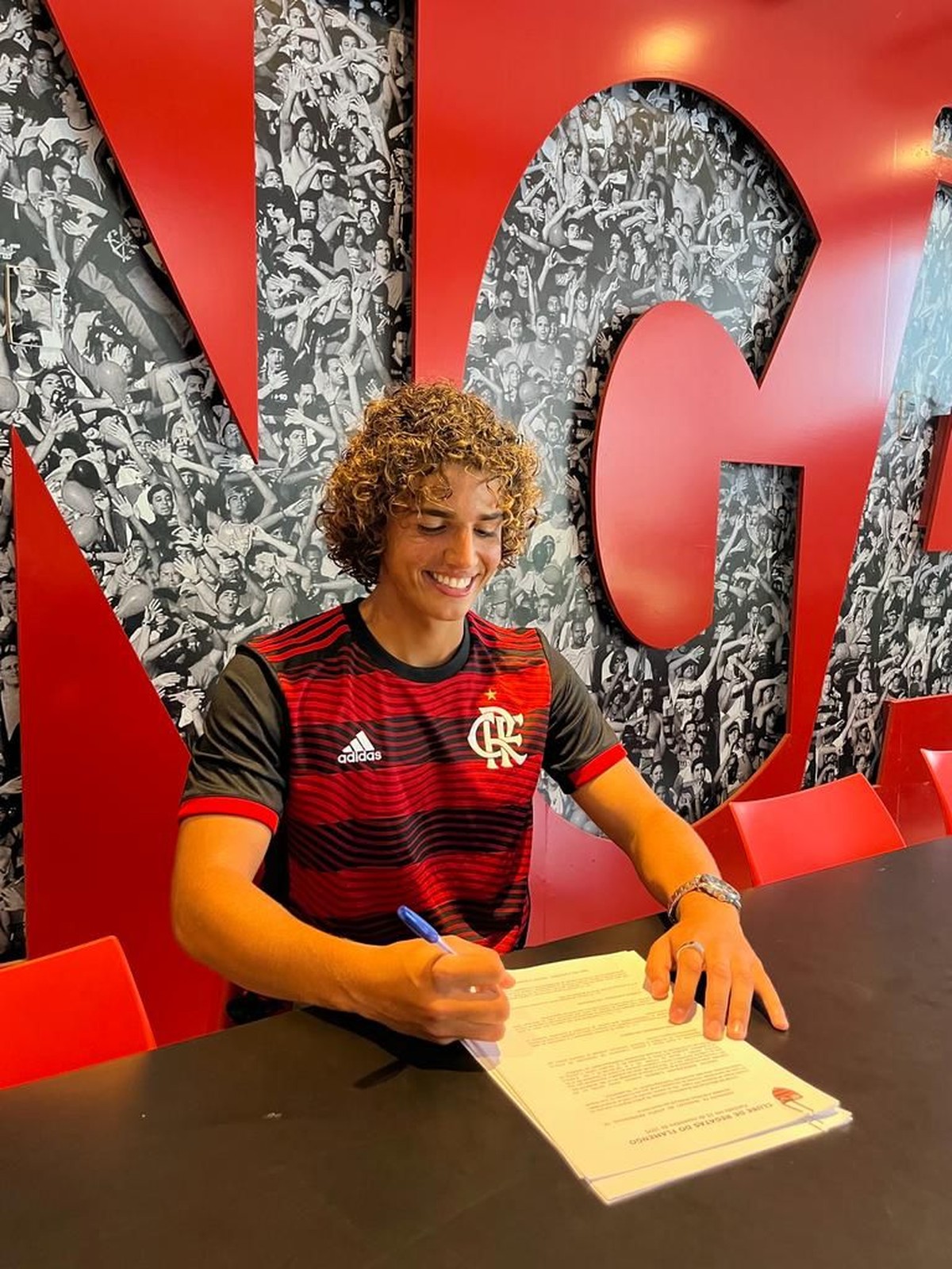 Versátil, canhoto e técnico: volante do sub-16 assina primeiro contrato profissional com o Flamengo – Globo