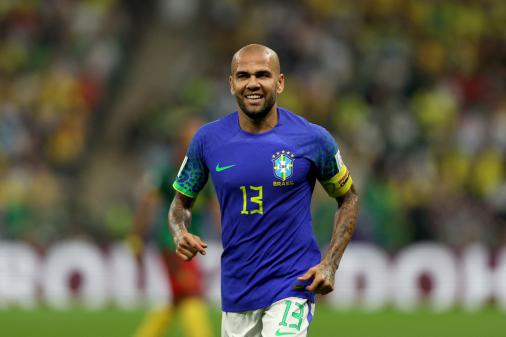 Contestado, Daniel Alves se torna único lateral disponível na Seleção Brasileira – LANCE!