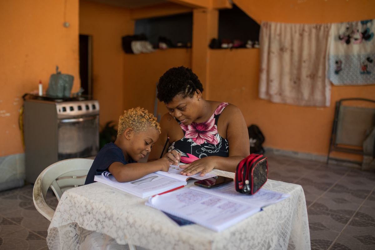 80% das mães brasileiras se sentem cansadas com a vida doméstica na pandemia. Entre pais, índice é 48% – El País
