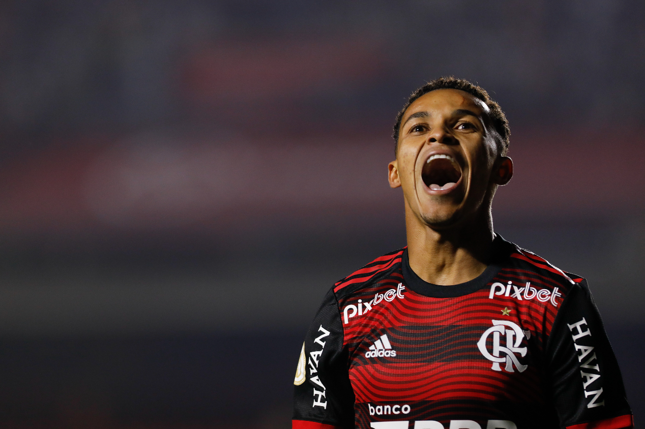 Flamengo hoje: jogando na Europa, Lázaro recebe medalhas dos títulos conquistados com o Rubro-Negro – Torcedores.com