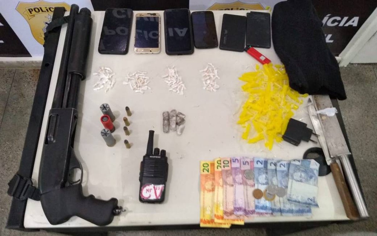 Ação policial prende 4 suspeitos de tráfico e, Itabuna; espingarda calibre 12 foi apreendida – Globo.com