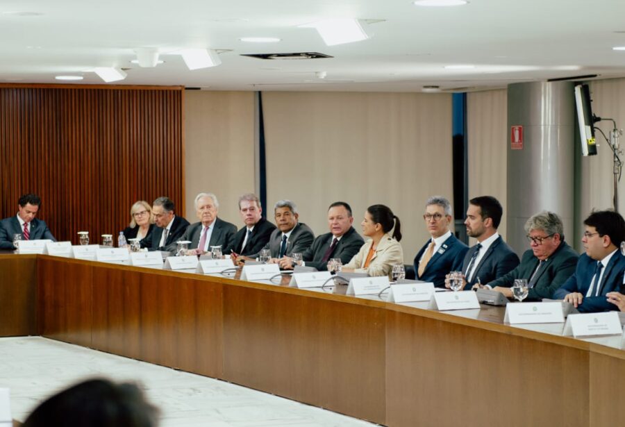 Governador participa de reunião em defesa da democracia – Política Livre