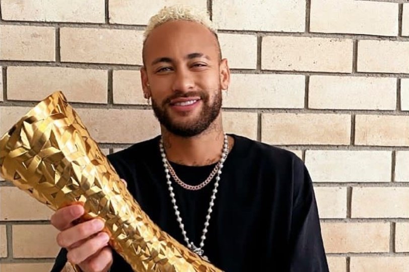 Neymar homenageia Pelé com troféu “Player of the History” – Metrópoles