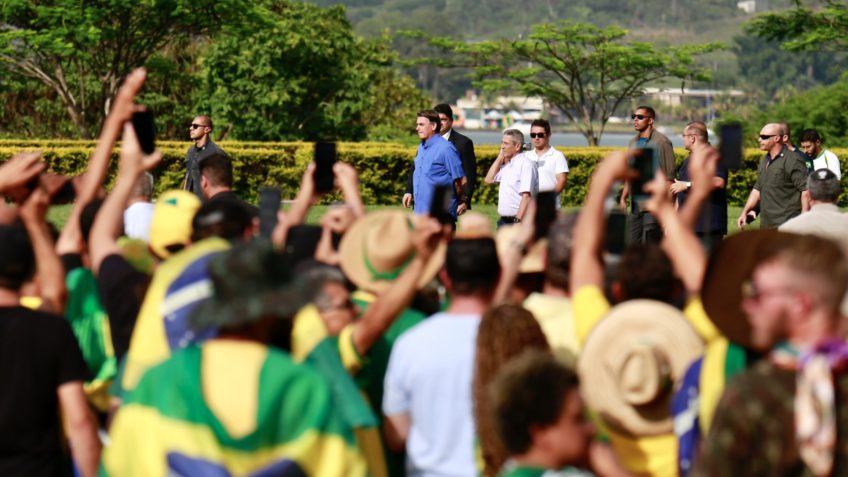 Bolsonaro fala pela 1ª vez a apoiadores após derrota: "Dói na alma" – Poder360