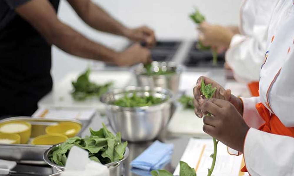 Simm oferece vagas para auxiliar de cozinha e designer gráfico em … – Destaque1