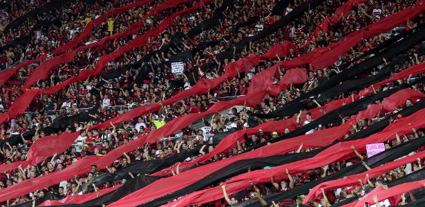 Torcida do Flamengo canta 'Pelé é maconheiro' durante minuto de silêncio – UOL Esporte