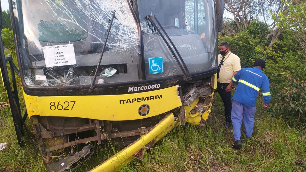 Motorista de ônibus é morto enquanto trabalhava após ataque a tiros na Bahia; veículo caiu em matagal – Globo.com