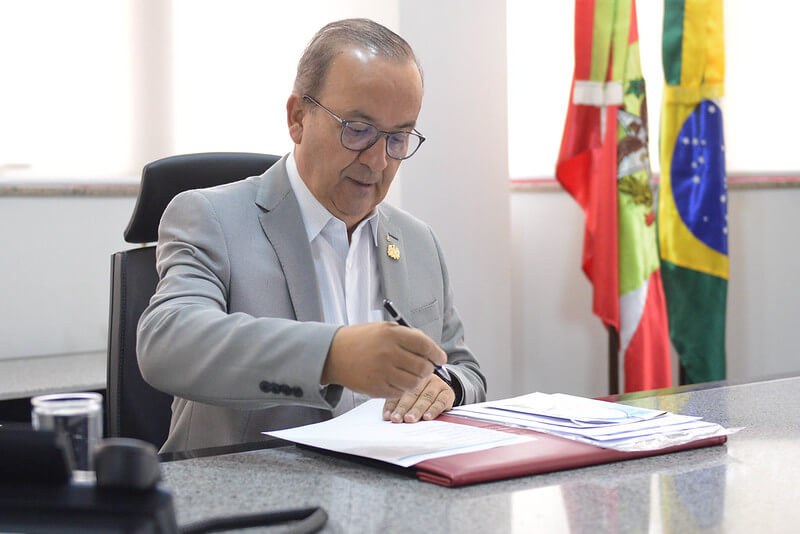 Jorginho despacha como governador e recebe visita de adversário nas Eleições 2022 – NSC Total
