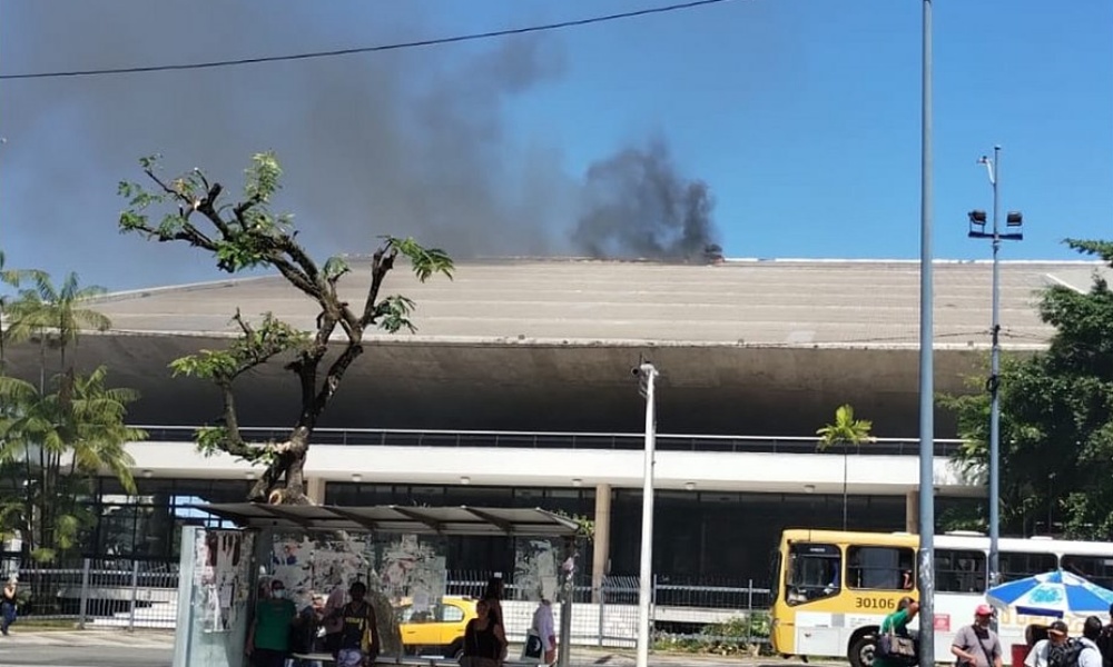 Incêndio atinge teto do Teatro Castro Alves em Salvador – Destaque1