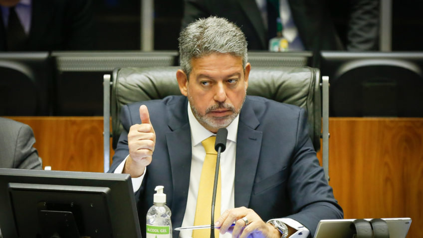 Com apoio de 20 partidos, Lira é favorito na Câmara – Poder360