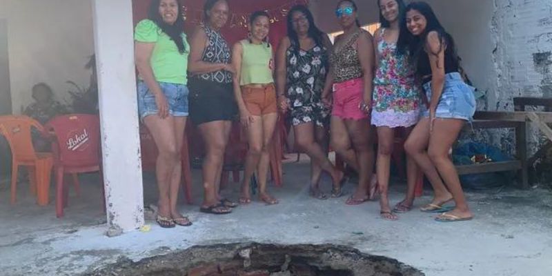 #Vídeo: Mulheres caem em fossa após chão ceder durante festa no … – Jornal da Chapada